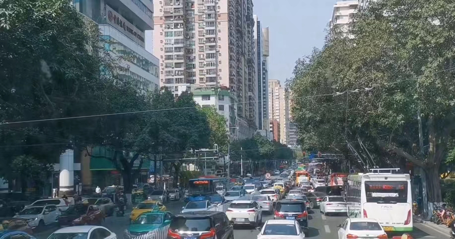 街上人山人海，商铺却成排关门……