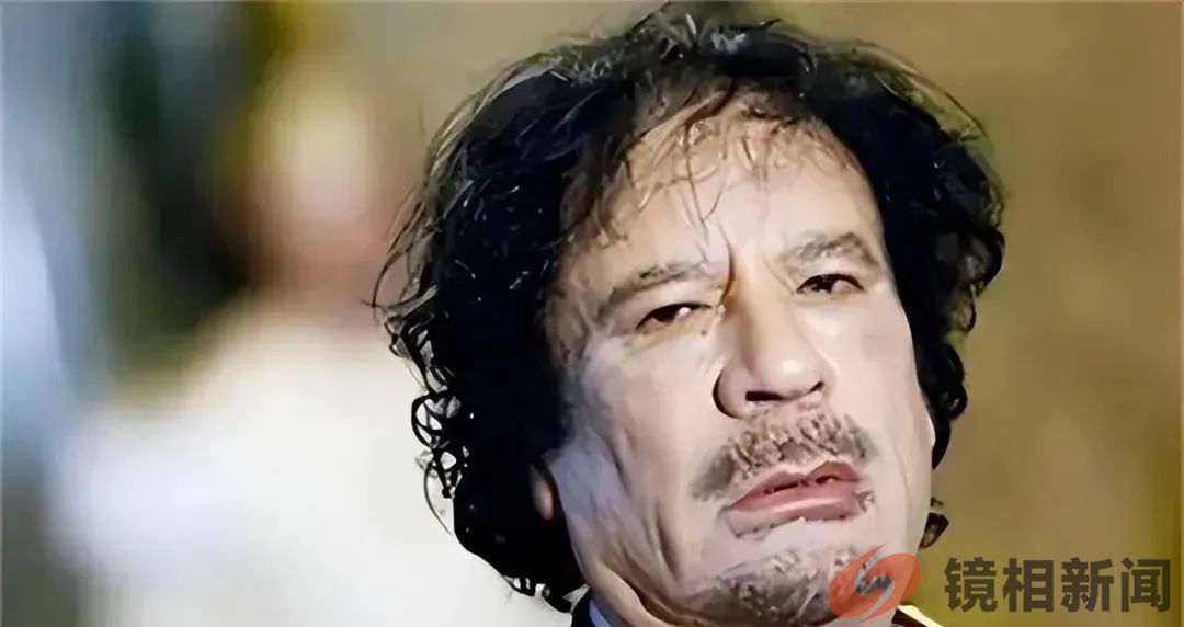 卡扎菲临死前惨状:被拖行40多米,手抹眼泪求饶,士兵拿手机拍照(图2) 640.jpg