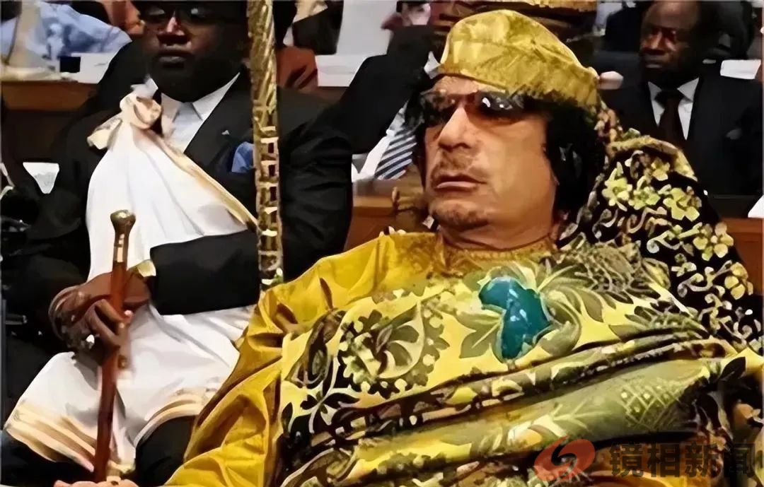 卡扎菲临死前惨状:被拖行40多米,手抹眼泪求饶,士兵拿手机拍照(图4) 微信图片_20230628163807.jpg