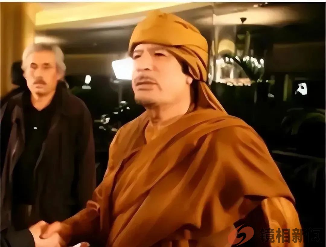 卡扎菲临死前惨状:被拖行40多米,手抹眼泪求饶,士兵拿手机拍照(图5) 微信图片_20230628163817.jpg