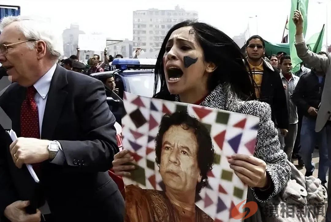 卡扎菲临死前惨状:被拖行40多米,手抹眼泪求饶,士兵拿手机拍照(图7) 微信图片_20230628163834.jpg