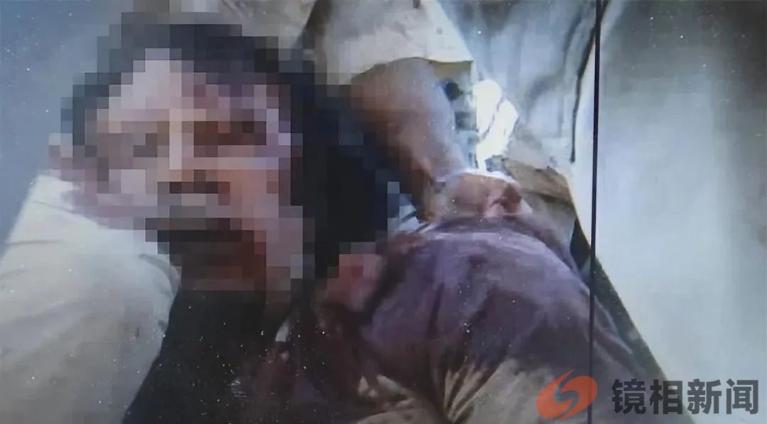 卡扎菲临死前惨状:被拖行40多米,手抹眼泪求饶,士兵拿手机拍照(图12) 微信图片_20230628163916.jpg