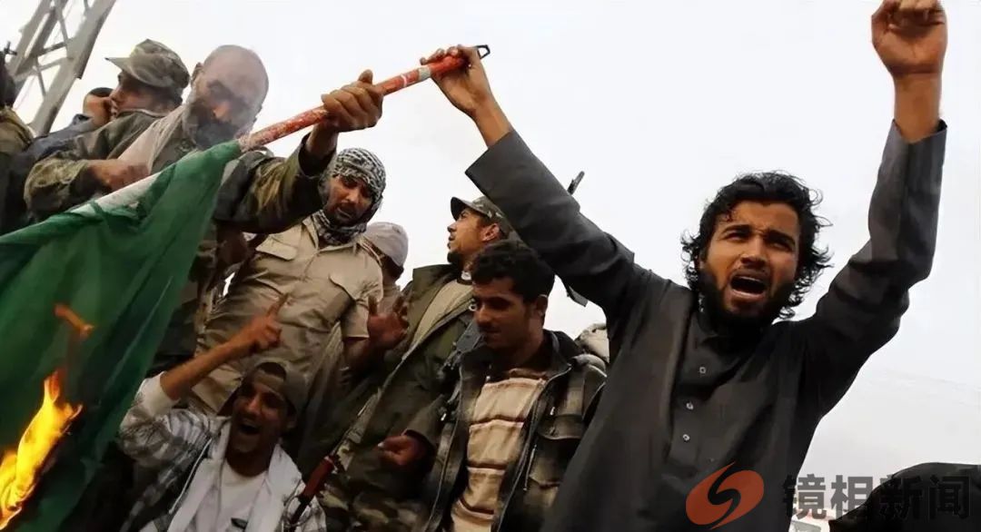 卡扎菲临死前惨状:被拖行40多米,手抹眼泪求饶,士兵拿手机拍照(图14) 微信图片_20230628163930.jpg