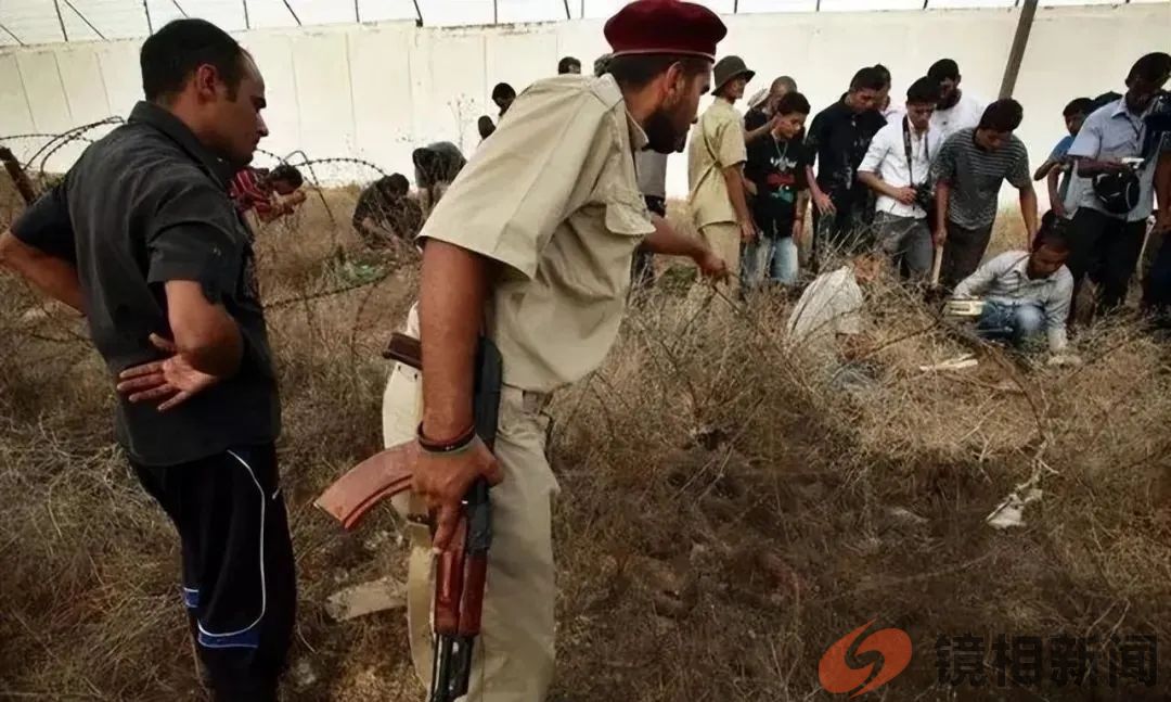 卡扎菲临死前惨状:被拖行40多米,手抹眼泪求饶,士兵拿手机拍照(图17) 微信图片_20230628163957.jpg