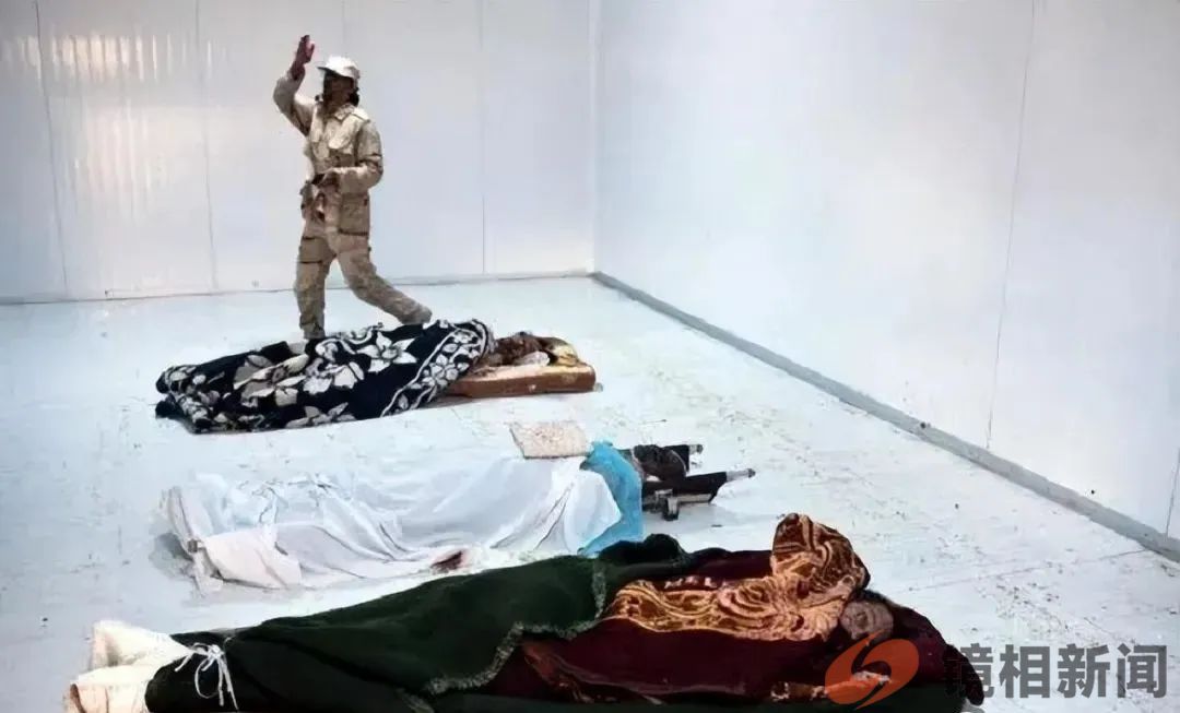 卡扎菲临死前惨状:被拖行40多米,手抹眼泪求饶,士兵拿手机拍照(图19) 微信图片_20230628164011.jpg