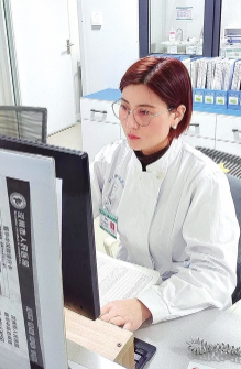 河南汝州市人民医院：跪地救人的护士夏娅楠