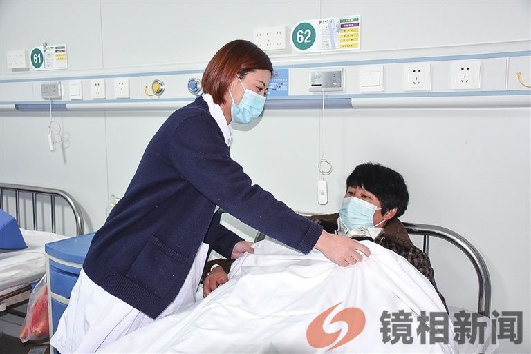 河南汝州市人民医院:跪地救人的护士夏娅楠(图1)