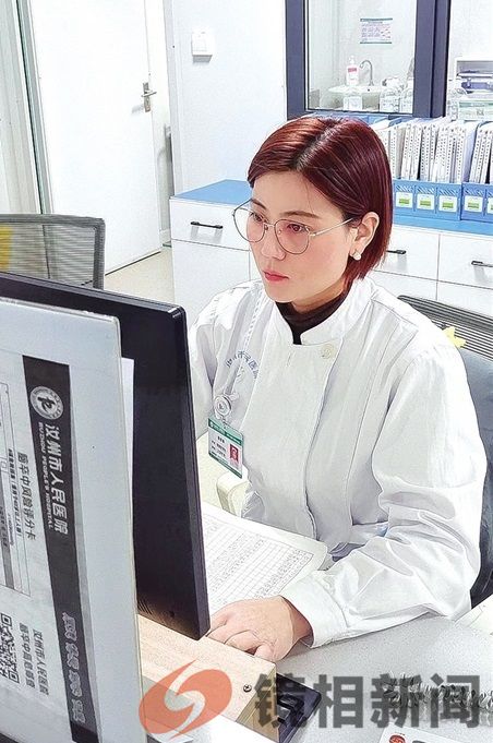 河南汝州市人民医院:跪地救人的护士夏娅楠(图2)