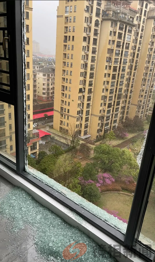 南昌强对流天气已致4死10余伤,“祖孙俩连人带床垫被风卷下20楼!”(图6) 微信图片_20240402140147.png