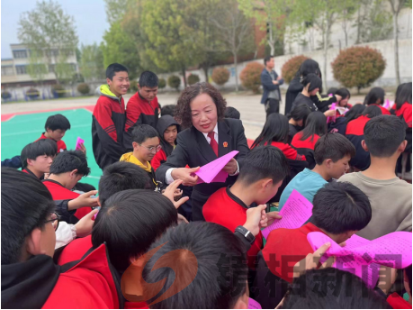 以法之名,护航成长“一庭两所”联动普法进校园 (图2) fa0e34beb2e17ab7db41d19bc2a0e81.png