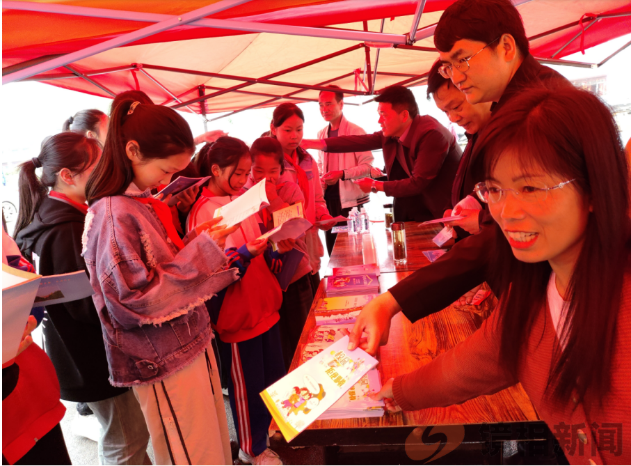 反邪宣传接地气,入脑入心零距离——县委政法委开展反邪教宣传活动 (图1) 066432915c087a37bf5bad602167ac0.png