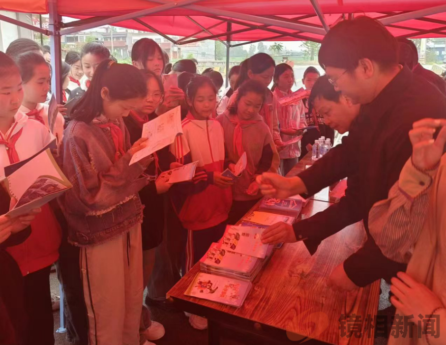 反邪宣传接地气,入脑入心零距离——县委政法委开展反邪教宣传活动 (图3) 9fd53fad2457b7093c76bbbdd27f850.png