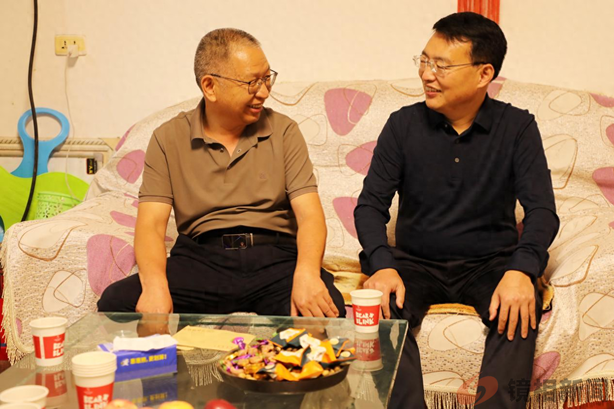 河南南阳西峡县委常委、组织部部长张希合走访慰问退休法官姬海朝(图1)