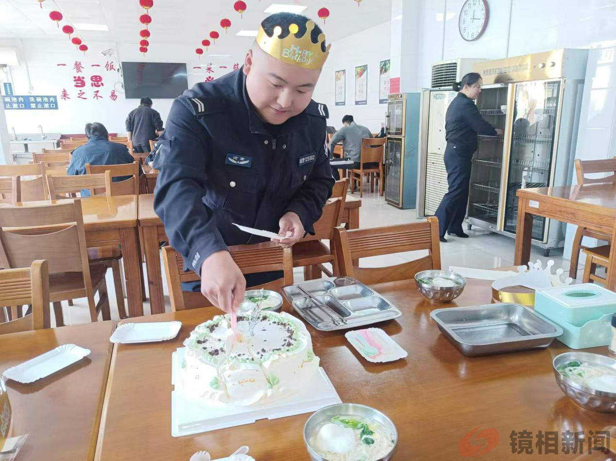 河南南阳市公安局车站公安分局:温暖燃警心!10月生日会温暖绽放 (图2)