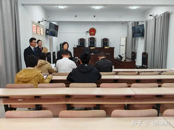 南阳宛城区法院:两名法官联合调解 四起劳动争议当庭履行 镜相带您了解世界 辛辛苦苦上了几个月班,结果一分工资也没有收到,作为劳动者该如何维权?近日,南阳市宛城区人民法院践行司法为民宗旨,成功调解四起劳动合同纠纷,以实际行动维护了劳动者的合法权益,促进了企业与员工之间的和谐共生,为构建更加稳定的劳资关系树立了典范。 基本案情 小王、小张等四人于2024年2月入职南阳某公司从事新媒体运营,双方未签订(图1)