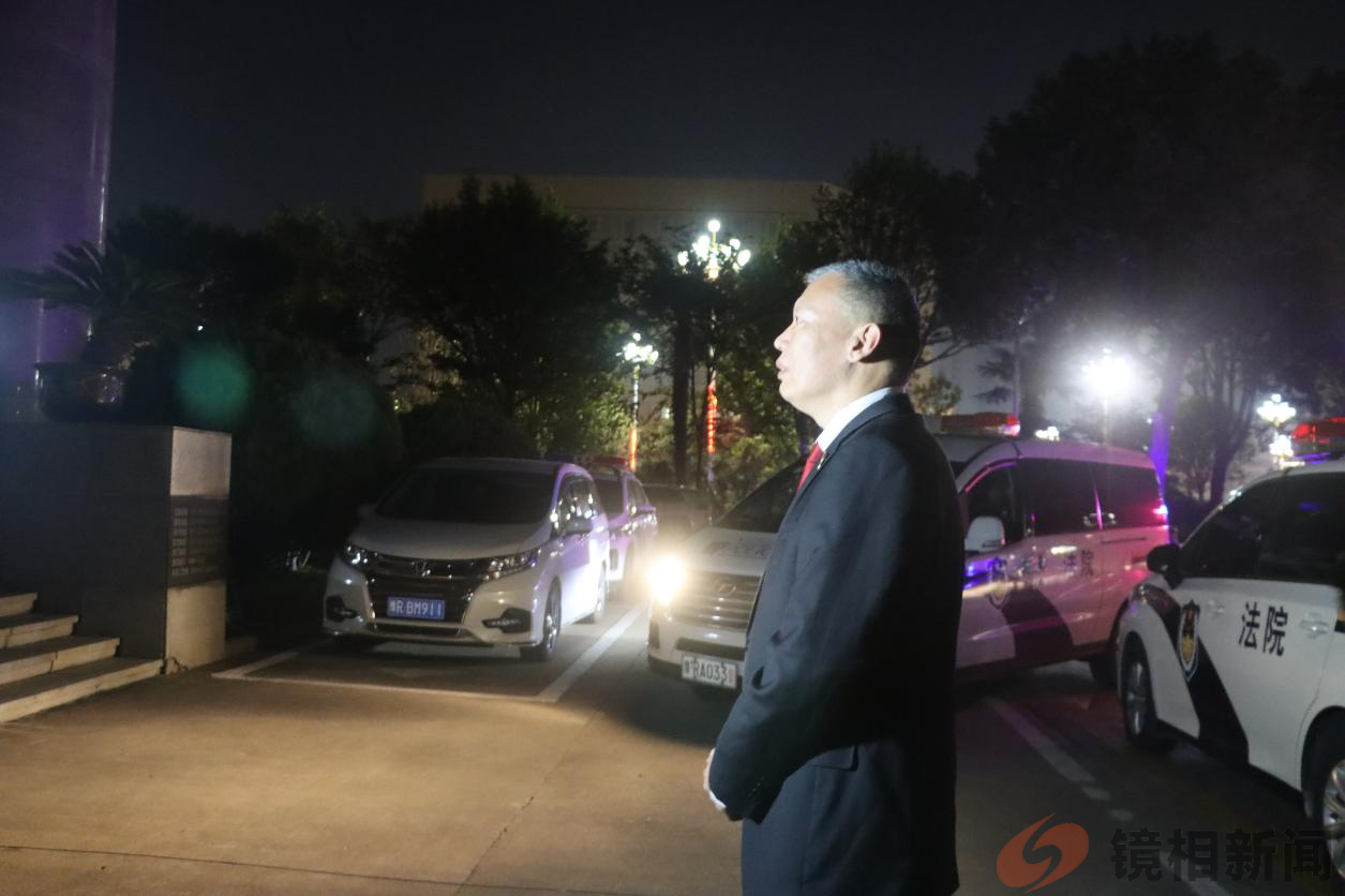 河南南阳宛城区法院:媒体镜头聚焦执行现场,220万网友围观点赞 2024-10-31 10:48·飞鼎镜相 10月30日早晨6点,南阳市宛城区人民法院开展集中执行行动,共计220万人次通过“执行局来了”“天平南阳”“顶端新闻” “南阳日报”“南都晨报”等多家媒体直播平台,在线直击法院执行现场。 “本次行动,大家要严格规范执法,善意文明执行。同时要注意保护好自身安全。出发!”随着院党组成员、副(图2)