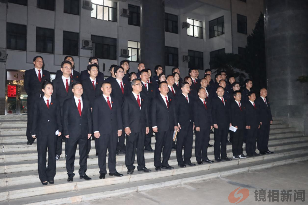 河南南阳宛城区法院:媒体镜头聚焦执行现场,220万网友围观点赞 2024-10-31 10:48·飞鼎镜相 10月30日早晨6点,南阳市宛城区人民法院开展集中执行行动,共计220万人次通过“执行局来了”“天平南阳”“顶端新闻” “南阳日报”“南都晨报”等多家媒体直播平台,在线直击法院执行现场。 “本次行动,大家要严格规范执法,善意文明执行。同时要注意保护好自身安全。出发!”随着院党组成员、副(图1)