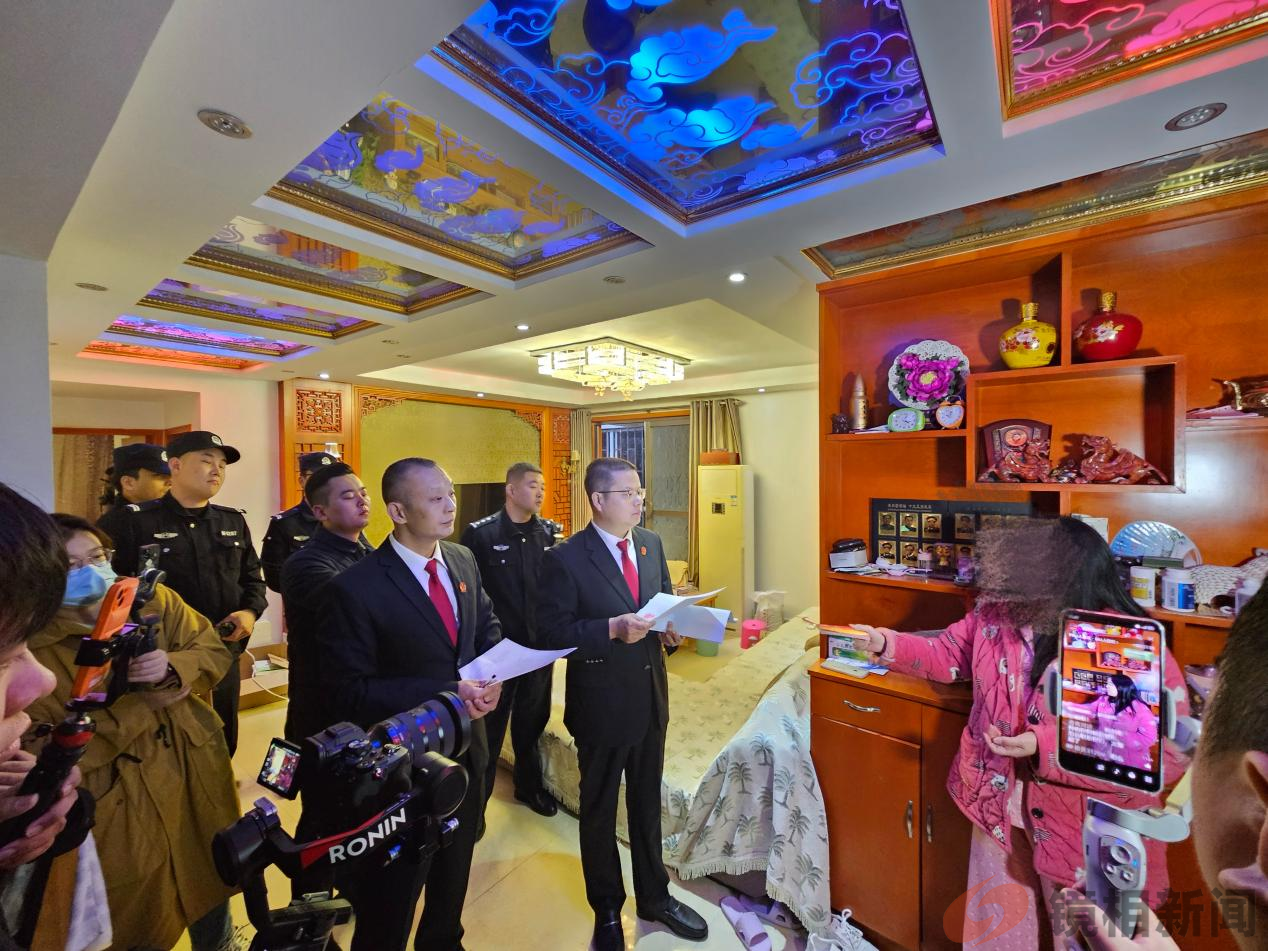 河南南阳宛城区法院:媒体镜头聚焦执行现场,220万网友围观点赞 2024-10-31 10:48·飞鼎镜相 10月30日早晨6点,南阳市宛城区人民法院开展集中执行行动,共计220万人次通过“执行局来了”“天平南阳”“顶端新闻” “南阳日报”“南都晨报”等多家媒体直播平台,在线直击法院执行现场。 “本次行动,大家要严格规范执法,善意文明执行。同时要注意保护好自身安全。出发!”随着院党组成员、副(图3)