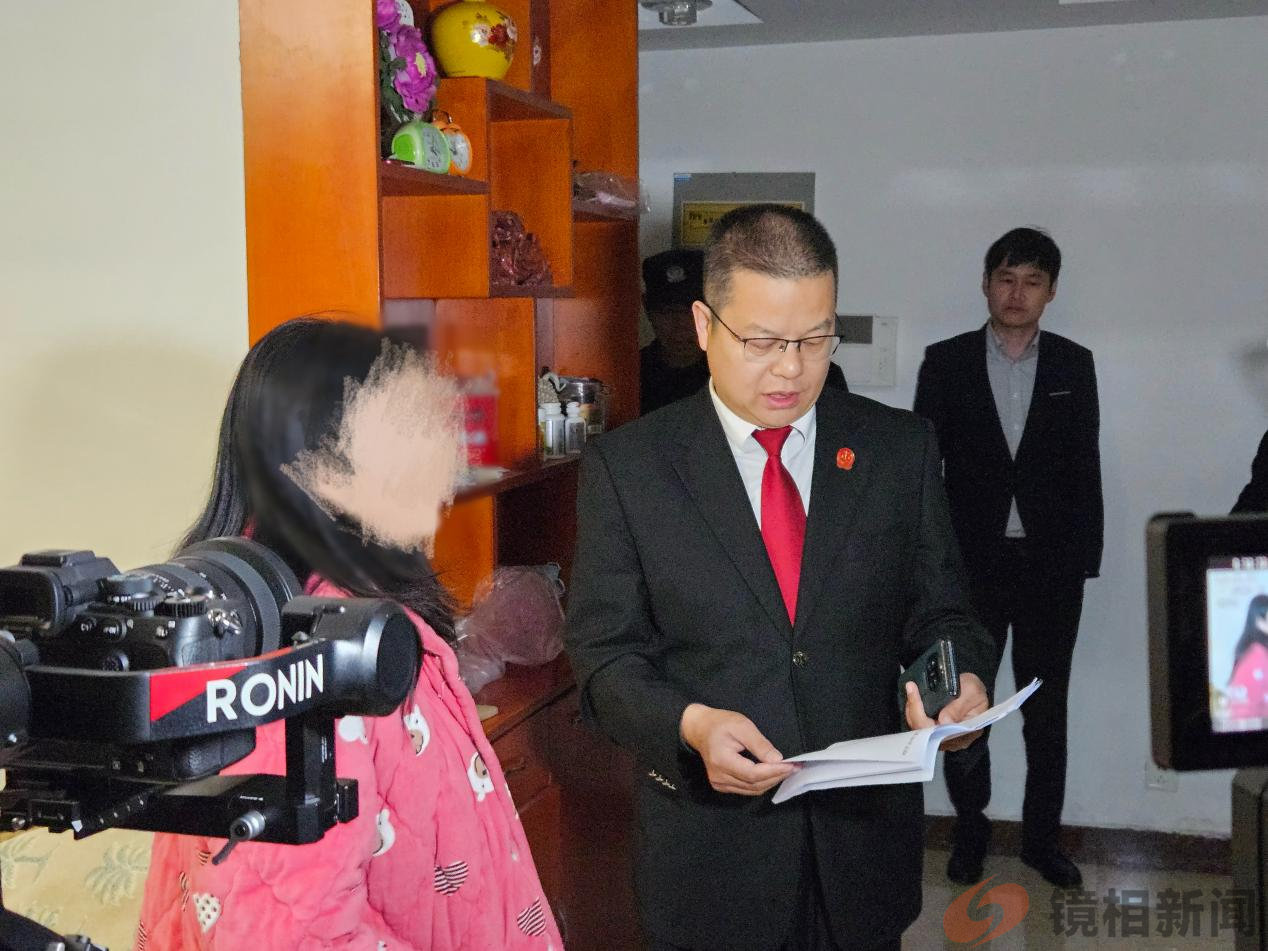 河南南阳宛城区法院:媒体镜头聚焦执行现场,220万网友围观点赞 2024-10-31 10:48·飞鼎镜相 10月30日早晨6点,南阳市宛城区人民法院开展集中执行行动,共计220万人次通过“执行局来了”“天平南阳”“顶端新闻” “南阳日报”“南都晨报”等多家媒体直播平台,在线直击法院执行现场。 “本次行动,大家要严格规范执法,善意文明执行。同时要注意保护好自身安全。出发!”随着院党组成员、副(图4)