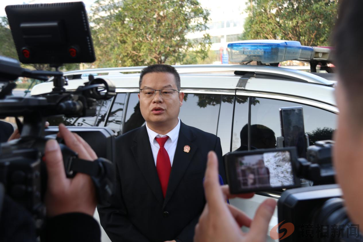 河南南阳宛城区法院:媒体镜头聚焦执行现场,220万网友围观点赞 2024-10-31 10:48·飞鼎镜相 10月30日早晨6点,南阳市宛城区人民法院开展集中执行行动,共计220万人次通过“执行局来了”“天平南阳”“顶端新闻” “南阳日报”“南都晨报”等多家媒体直播平台,在线直击法院执行现场。 “本次行动,大家要严格规范执法,善意文明执行。同时要注意保护好自身安全。出发!”随着院党组成员、副(图5)