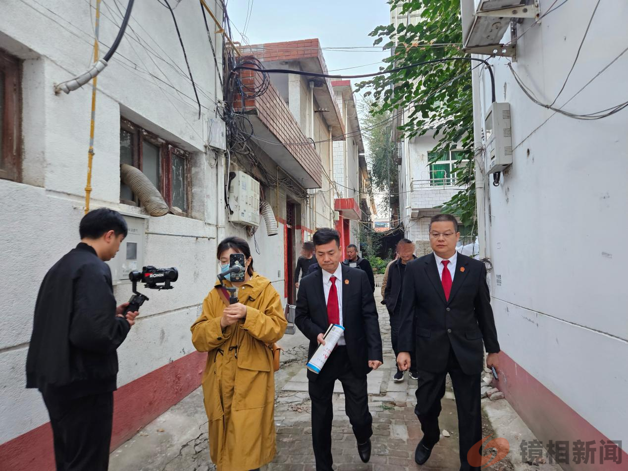 河南南阳宛城区法院:媒体镜头聚焦执行现场,220万网友围观点赞 2024-10-31 10:48·飞鼎镜相 10月30日早晨6点,南阳市宛城区人民法院开展集中执行行动,共计220万人次通过“执行局来了”“天平南阳”“顶端新闻” “南阳日报”“南都晨报”等多家媒体直播平台,在线直击法院执行现场。 “本次行动,大家要严格规范执法,善意文明执行。同时要注意保护好自身安全。出发!”随着院党组成员、副(图6)