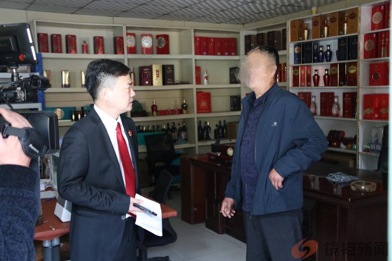 河南南阳宛城区法院:媒体镜头聚焦执行现场,220万网友围观点赞 2024-10-31 10:48·飞鼎镜相 10月30日早晨6点,南阳市宛城区人民法院开展集中执行行动,共计220万人次通过“执行局来了”“天平南阳”“顶端新闻” “南阳日报”“南都晨报”等多家媒体直播平台,在线直击法院执行现场。 “本次行动,大家要严格规范执法,善意文明执行。同时要注意保护好自身安全。出发!”随着院党组成员、副(图7)