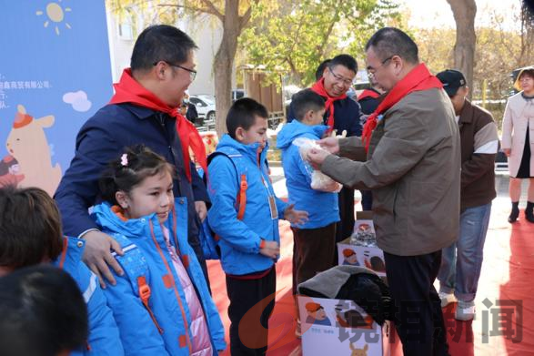 爱与温暖在传递:喀什地区2024年壹基金温暖包分装发放仪式启动(图7) 图片10.png