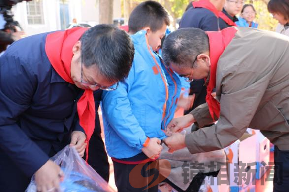 爱与温暖在传递:喀什地区2024年壹基金温暖包分装发放仪式启动(图5) 图片11.png