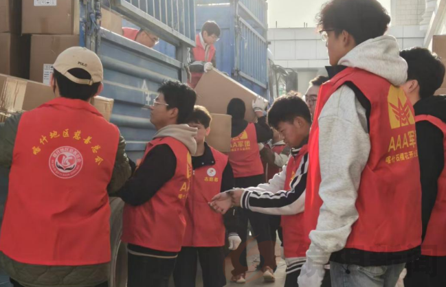 3500个温暖包抵达喀什,42名志愿者单日分装750个暖冬礼物(图2) 微信图片_20251102101805.png