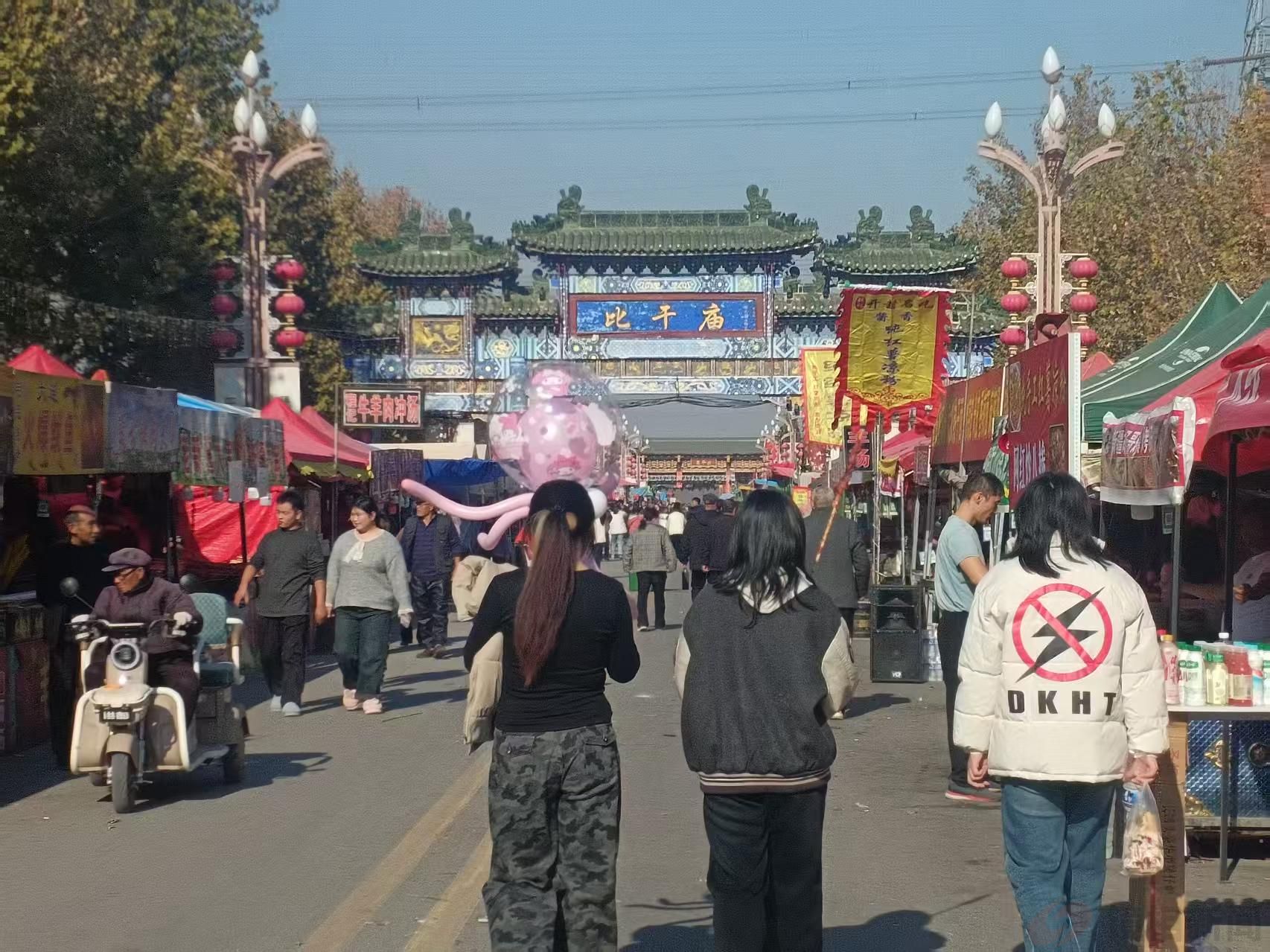 盛会华章耀卫辉 民俗商贸焕新彩——卫辉市十月物资交流大会火热进行中 (图3) 微信图片_20251126161211.jpg